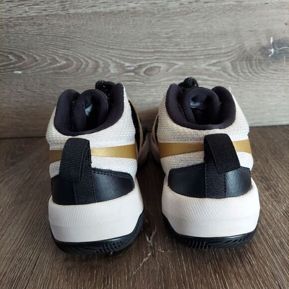 Nike Youth sz 5.5y  881941-009 2018 Team Hustle D8 White Black Gold Swoosh - Picture 5 of 11